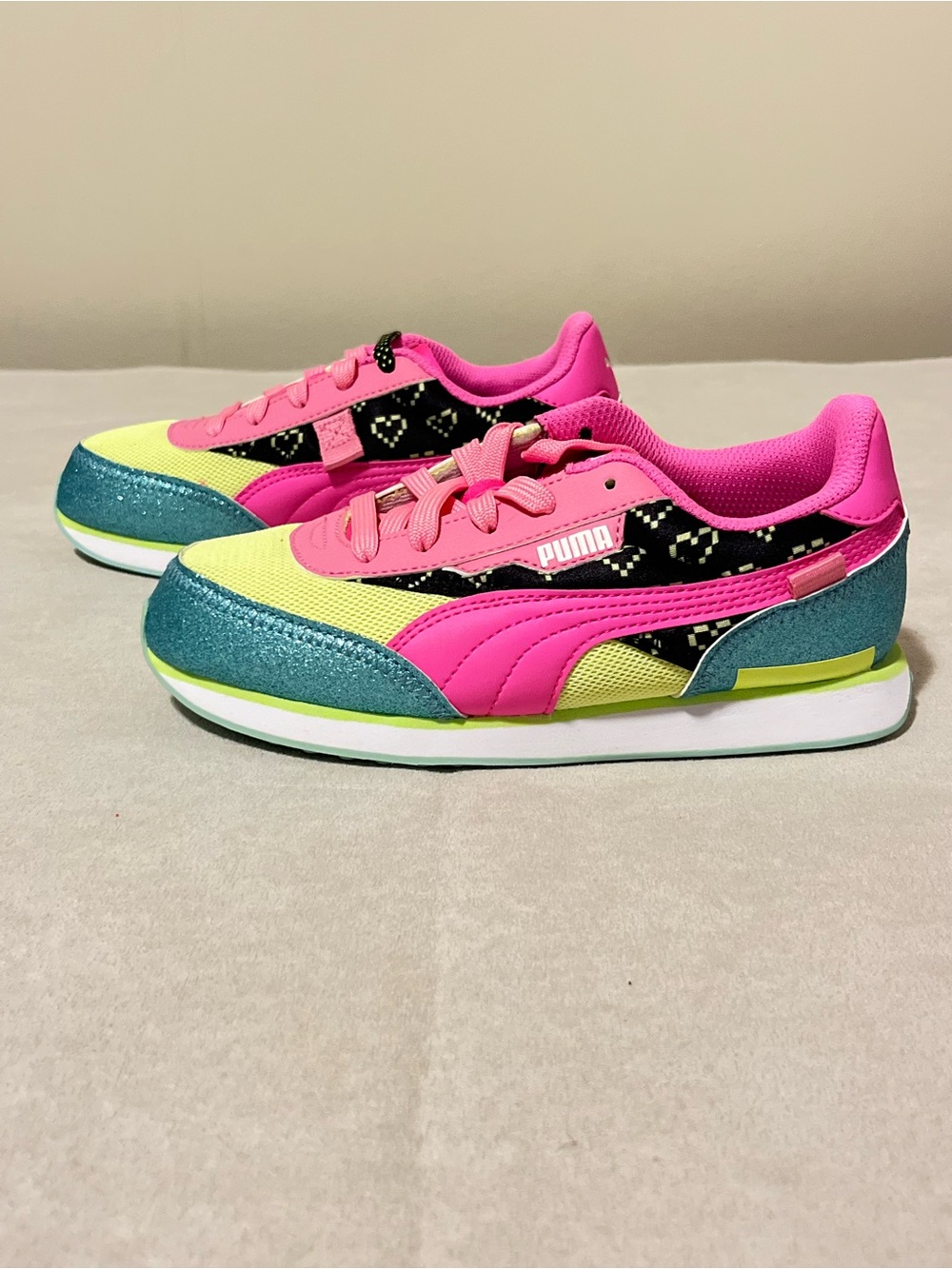 Puma x L.O.L. Surprise Girls Multicolor Fashion Sneakers Size 3 New in Box - Picture 2 of 12